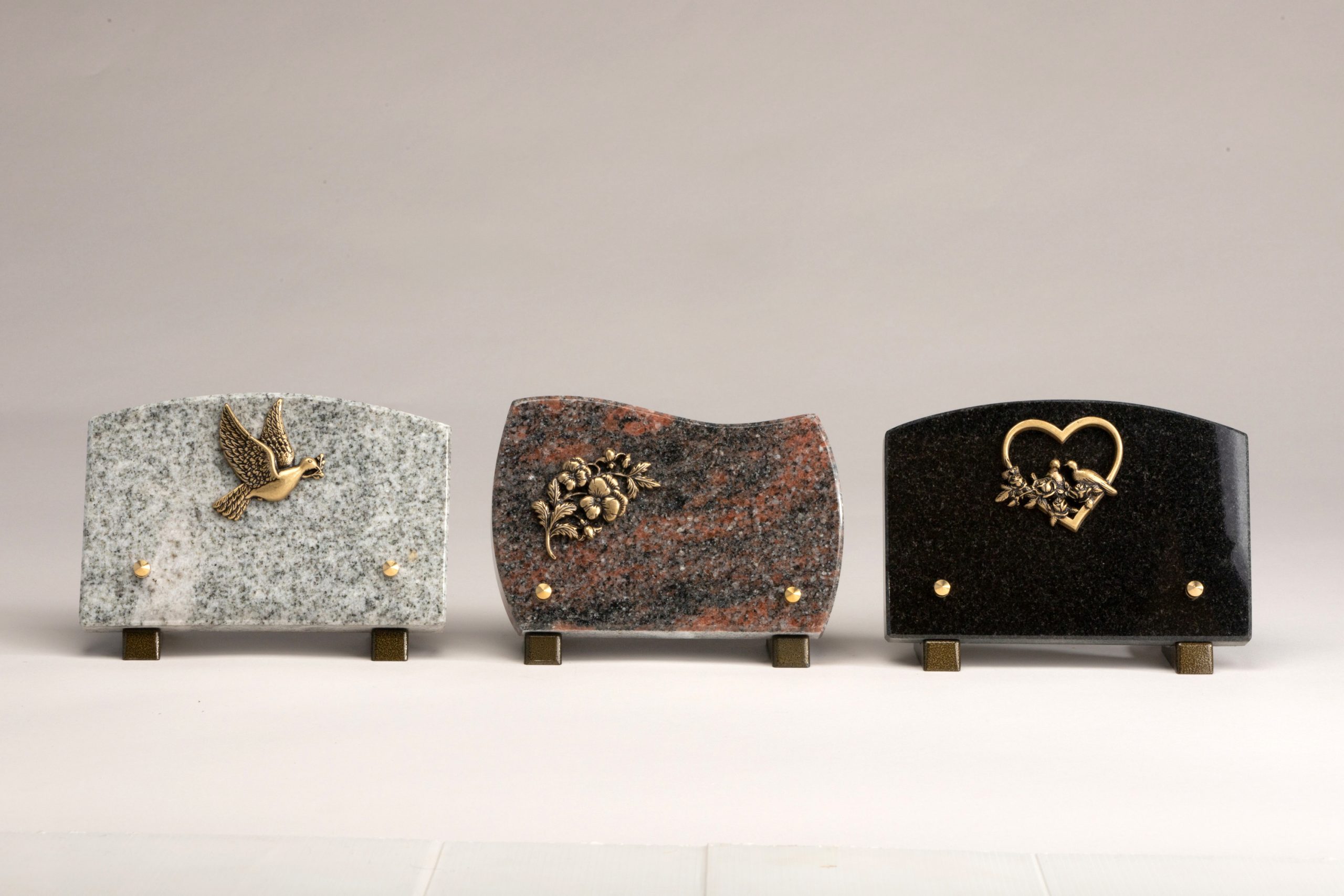 Petites plaques funéraires, granit gris, rouge et gris, noir